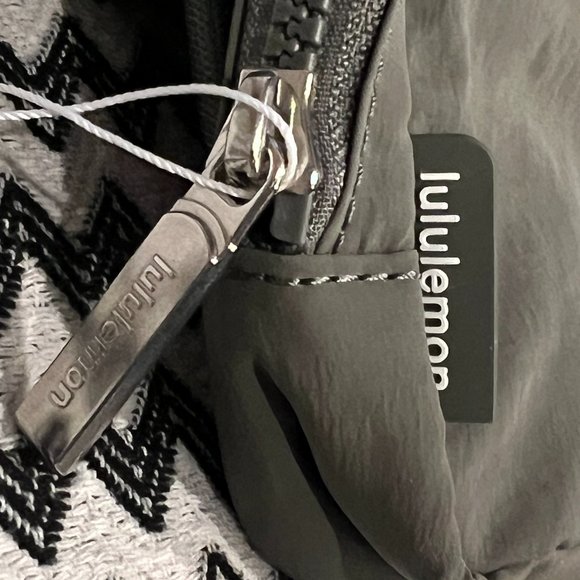 NWT Grey Sage lululemon Everywhere Belt Bag - Picture 5 of 10